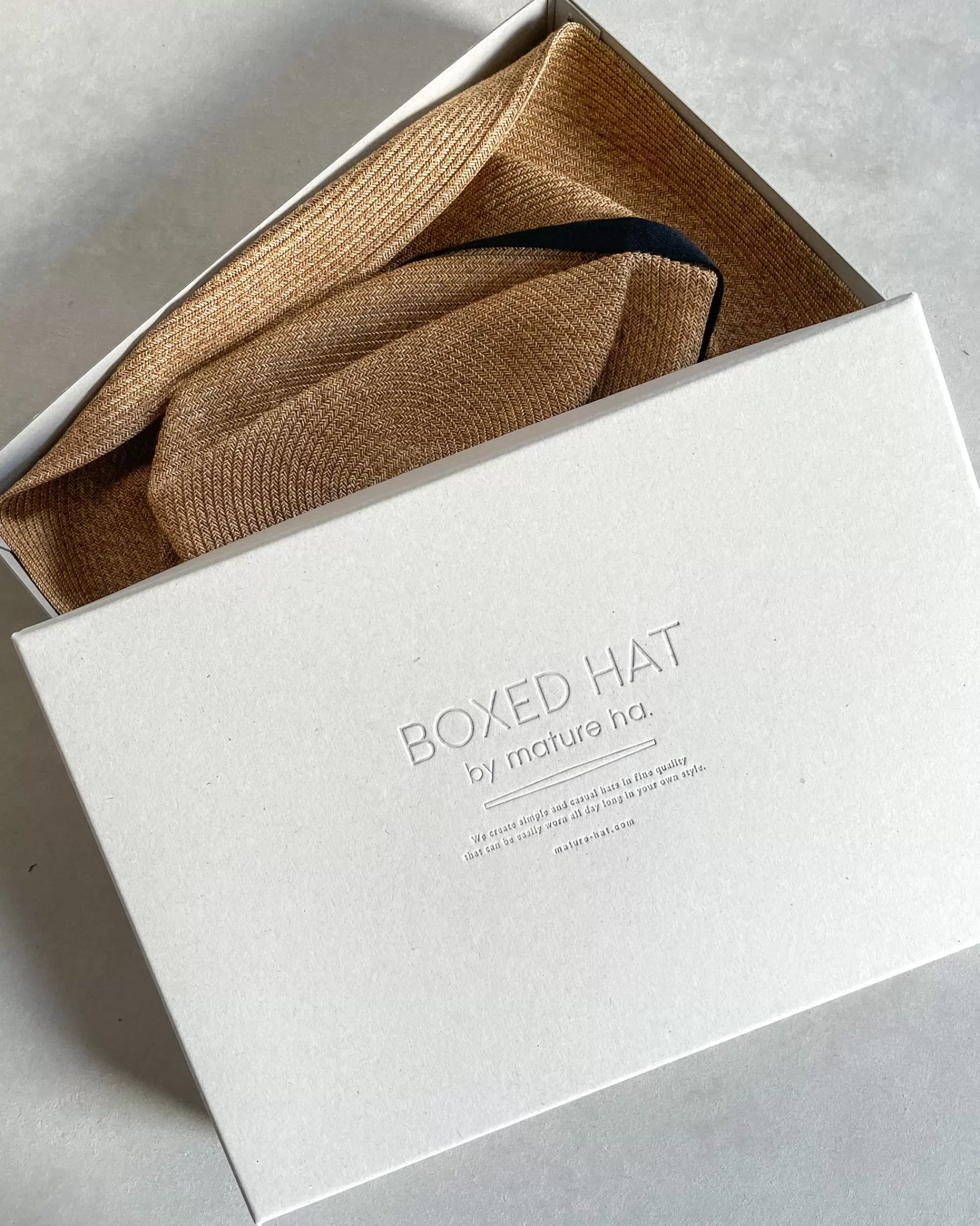Store mature ha : Boxed Hat In Barley With Carbon Garden Ribbon