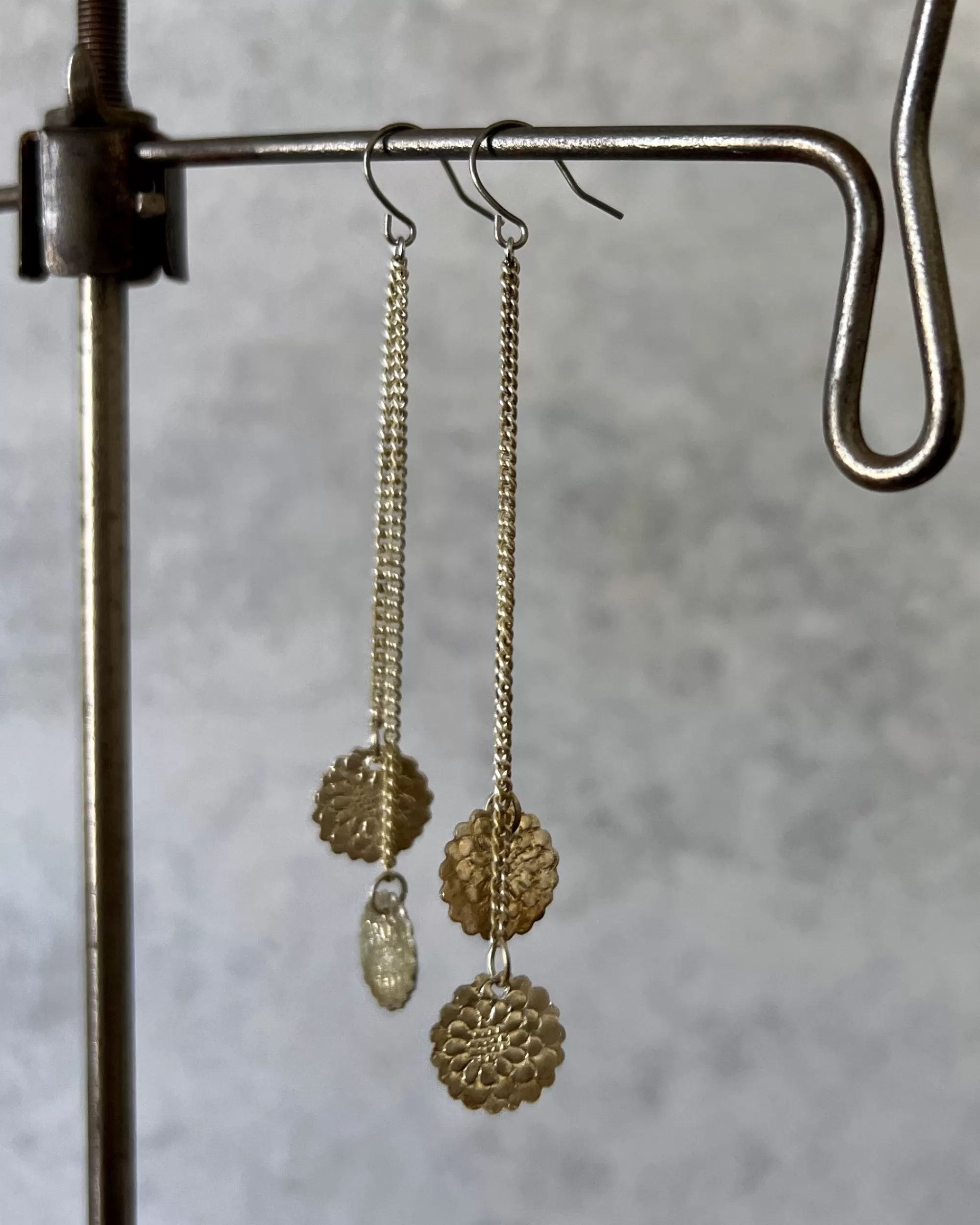 Store modern marcel : Vintage Chrysanthemum Earrings