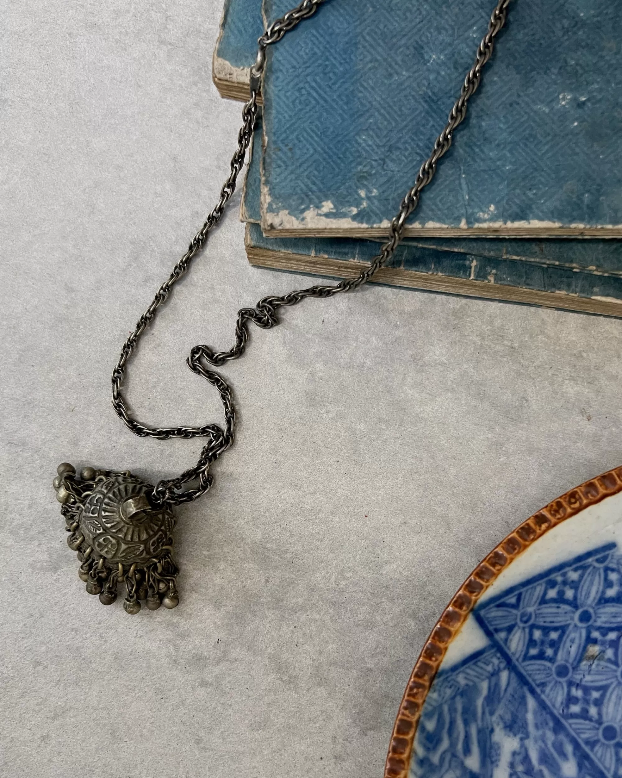 Hot modern marcel : Vintage Indian Pendant Necklace