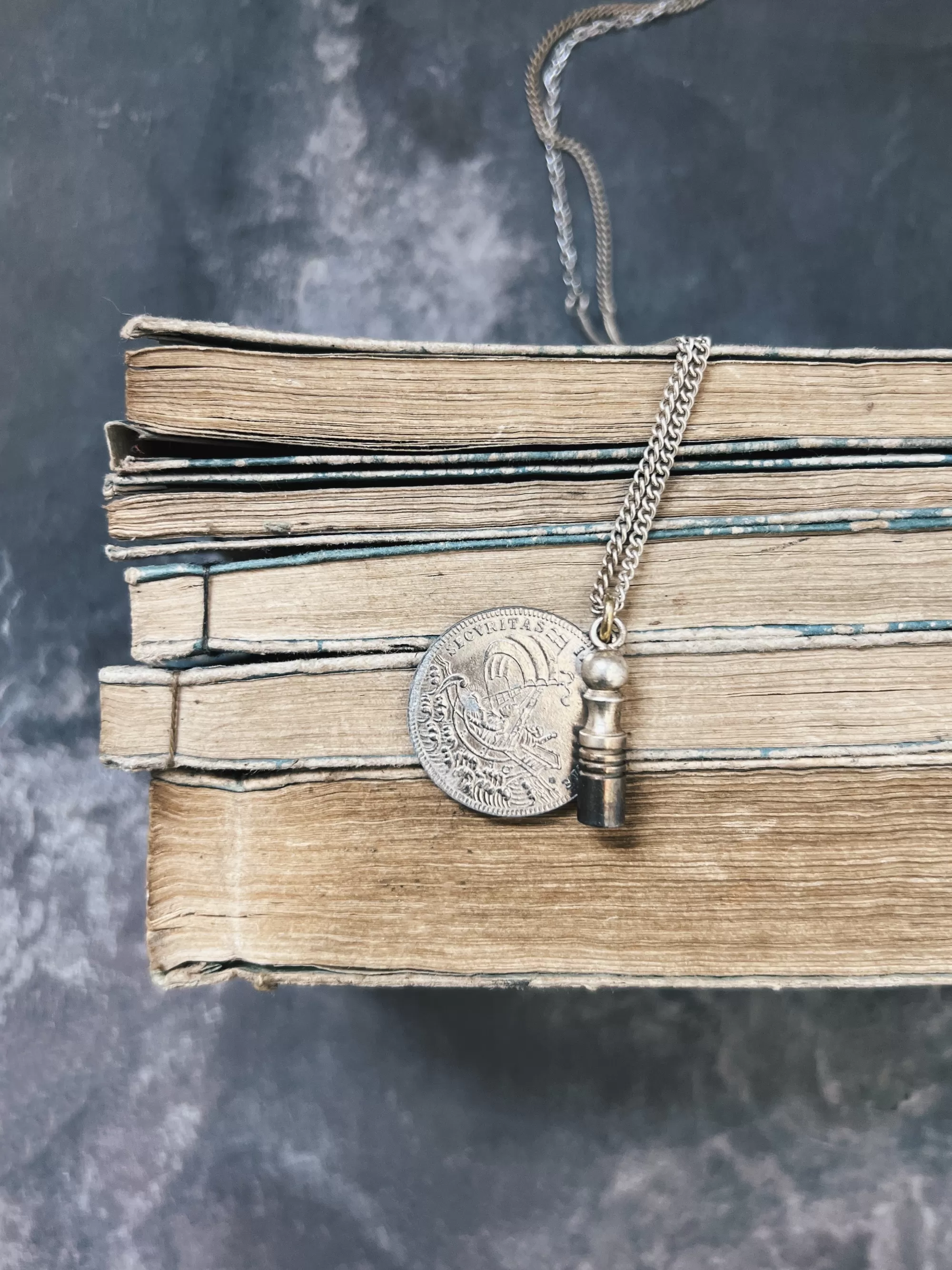 Hot modern marcel : Vintage Medallion Necklace